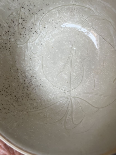 古玩陶瓷罕見南宋定窯刻萱草紋大碗拍賣，當前價格2980元
