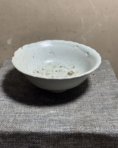 古玩陶瓷樞府卵白釉花口碗拍賣,當(dāng)前價(jià)格388元