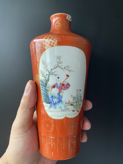 古玩陶瓷民國(guó) 珊瑚紅地描金開(kāi)窗粉彩人物紋瓶真品鑒賞圖