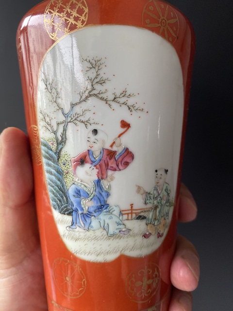 古玩陶瓷民國(guó) 珊瑚紅地描金開(kāi)窗粉彩人物紋瓶真品鑒賞圖