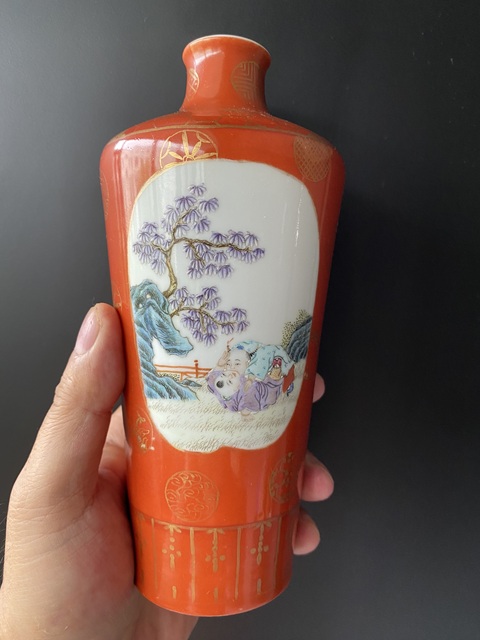古玩陶瓷民國(guó) 珊瑚紅地描金開(kāi)窗粉彩人物紋瓶真品鑒賞圖