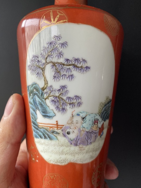 古玩陶瓷民國(guó) 珊瑚紅地描金開(kāi)窗粉彩人物紋瓶真品鑒賞圖