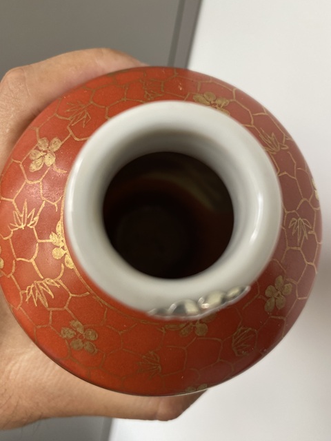 古玩陶瓷民國(guó) 珊瑚紅地描金開(kāi)窗粉彩人物紋瓶真品鑒賞圖