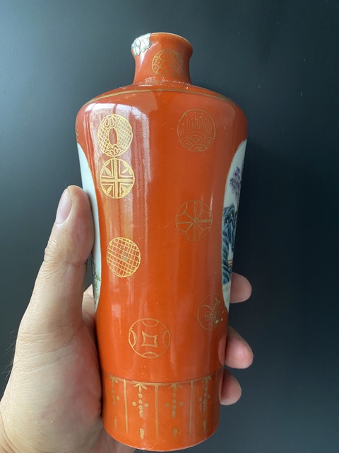 古玩陶瓷民國(guó) 珊瑚紅地描金開(kāi)窗粉彩人物紋瓶真品鑒賞圖