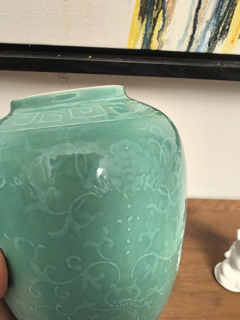 古玩陶瓷清末民初·松石綠釉堆白纏枝蝙蝠紋罐真品鑒賞圖