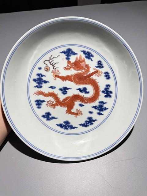 古玩陶瓷青花礬紅龍紋臥盤真品鑒賞圖