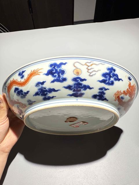 古玩陶瓷青花礬紅龍紋臥盤真品鑒賞圖