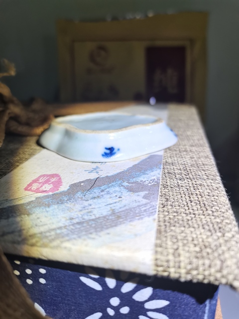 古玩陶瓷乾隆青花海棠型筆舔真品鑒賞圖