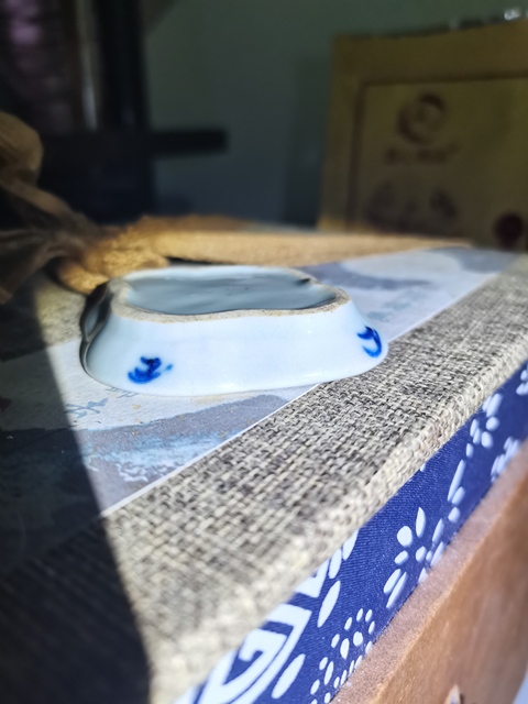 古玩陶瓷乾隆青花海棠型筆舔真品鑒賞圖