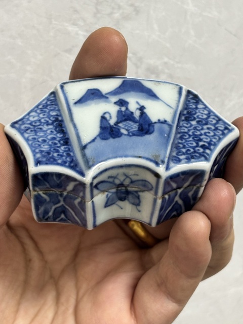 古玩陶瓷青花山水人物紋香盒真品鑒賞圖
