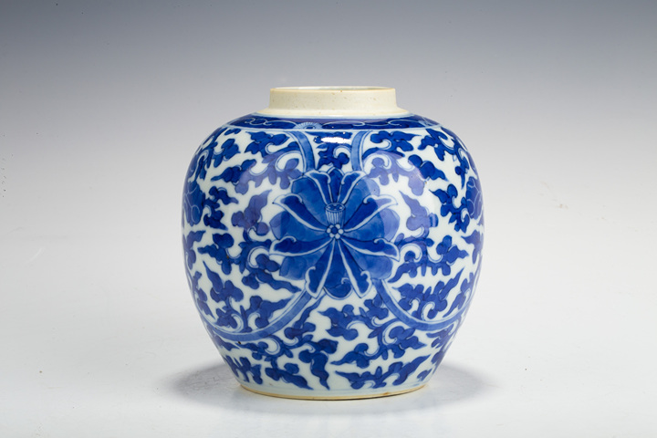 古玩陶瓷清晚·青花纏枝蓮紋罐真品鑒賞圖