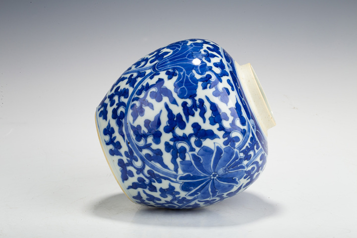 古玩陶瓷清晚·青花纏枝蓮紋罐真品鑒賞圖