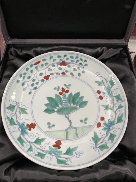 古玩陶瓷斗彩花卉紋盤真品鑒賞圖
