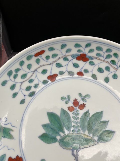 古玩陶瓷斗彩花卉紋盤真品鑒賞圖