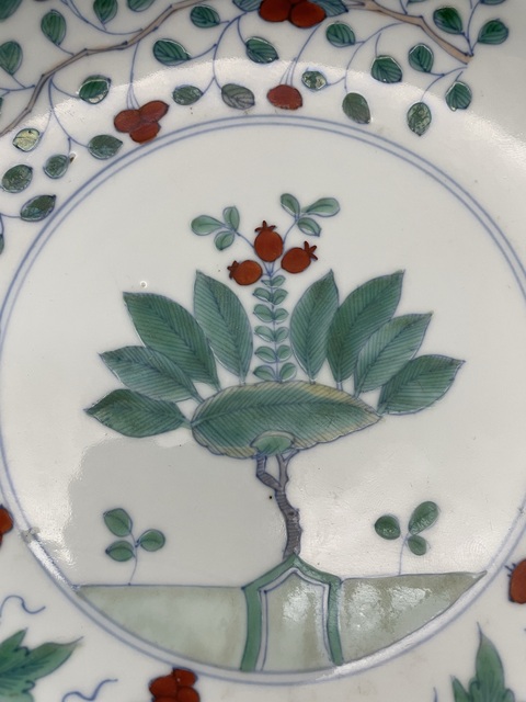 古玩陶瓷斗彩花卉紋盤真品鑒賞圖