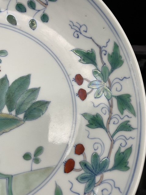 古玩陶瓷斗彩花卉紋盤真品鑒賞圖