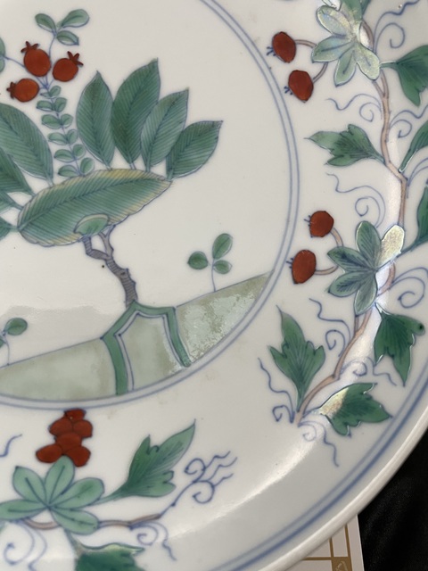古玩陶瓷斗彩花卉紋盤真品鑒賞圖