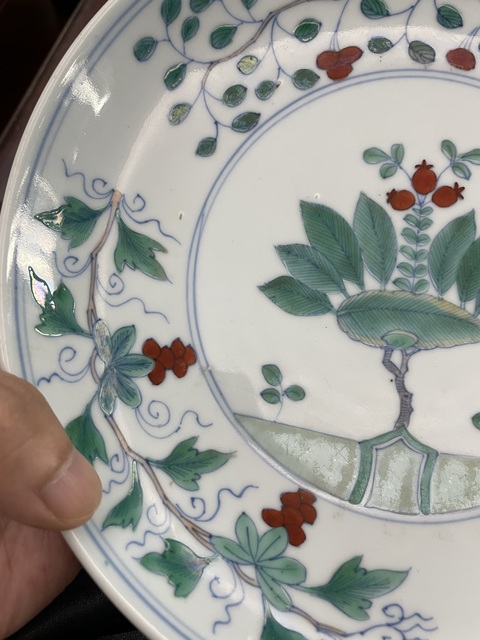 古玩陶瓷斗彩花卉紋盤真品鑒賞圖