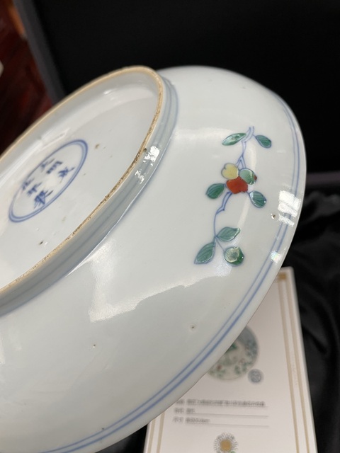 古玩陶瓷斗彩花卉紋盤真品鑒賞圖