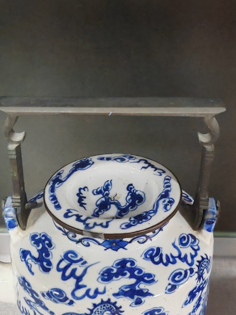 古玩陶瓷清光緒青花云龍趕珠紋提梁壺真品鑒賞圖