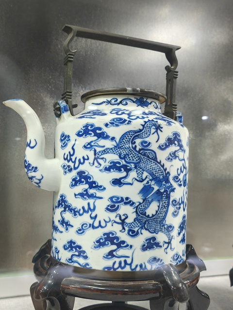 古玩陶瓷清光緒青花云龍趕珠紋提梁壺真品鑒賞圖