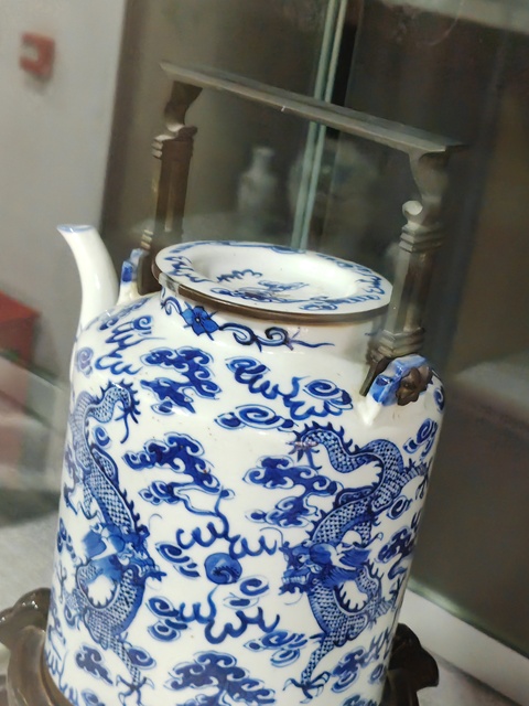 古玩陶瓷清光緒青花云龍趕珠紋提梁壺真品鑒賞圖