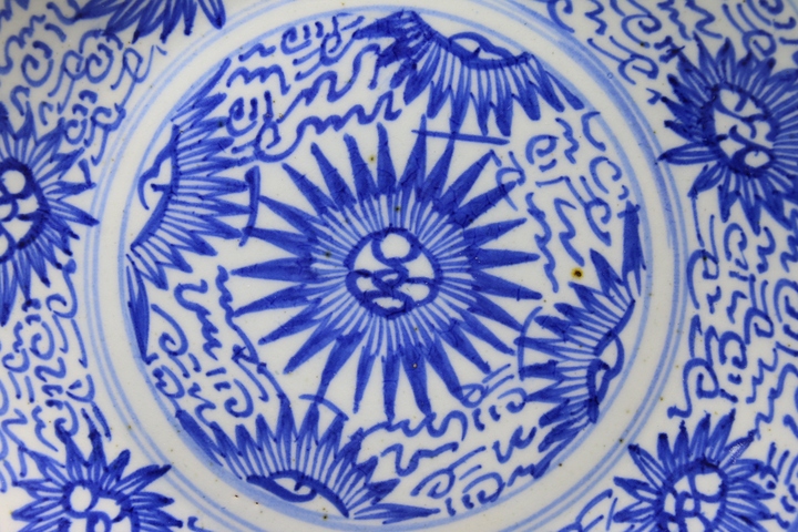 古玩陶瓷清中早期·青花線描太陽花紋盤拍賣,當前價格780元