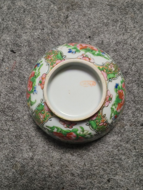 古玩陶瓷花鳥蝶紋廣彩碗真品鑒賞圖