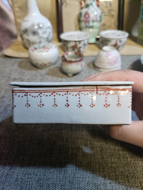 古玩陶瓷民國墨彩礬紅萬字紋蓋盒拍賣,當(dāng)前價(jià)格2888元