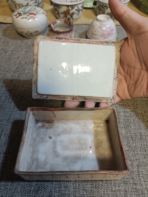 古玩陶瓷民國墨彩礬紅萬字紋蓋盒拍賣,當(dāng)前價(jià)格2888元