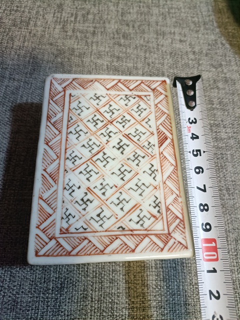 古玩陶瓷民國墨彩礬紅萬字紋蓋盒拍賣,當(dāng)前價(jià)格2888元