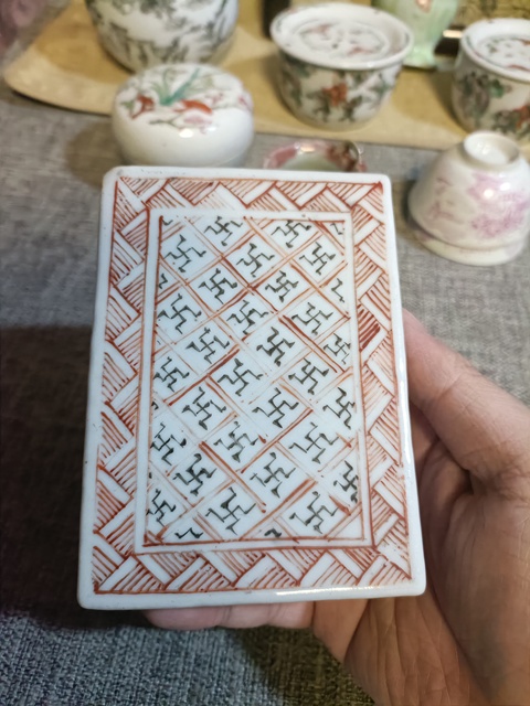 古玩陶瓷民國墨彩礬紅萬字紋蓋盒拍賣,當(dāng)前價(jià)格2888元