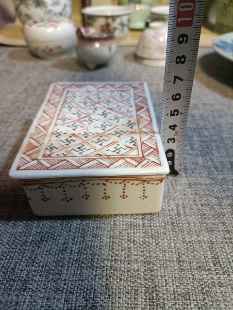 古玩陶瓷民國墨彩礬紅萬字紋蓋盒拍賣,當(dāng)前價(jià)格2888元