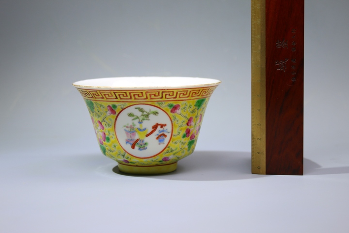 古玩陶瓷清晚期·黃地粉彩福祿萬代開窗雜寶紋茶圓拍賣，當前價格1560元