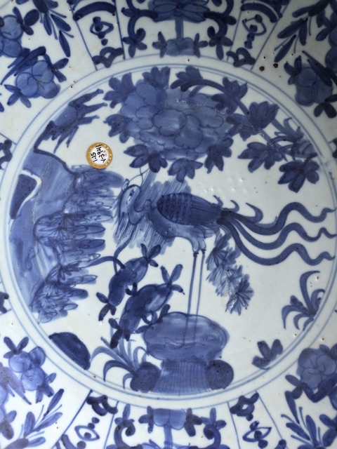 古玩陶瓷明晚期·青花鳳凰牡丹紋大盤拍賣,當(dāng)前價(jià)格13600元