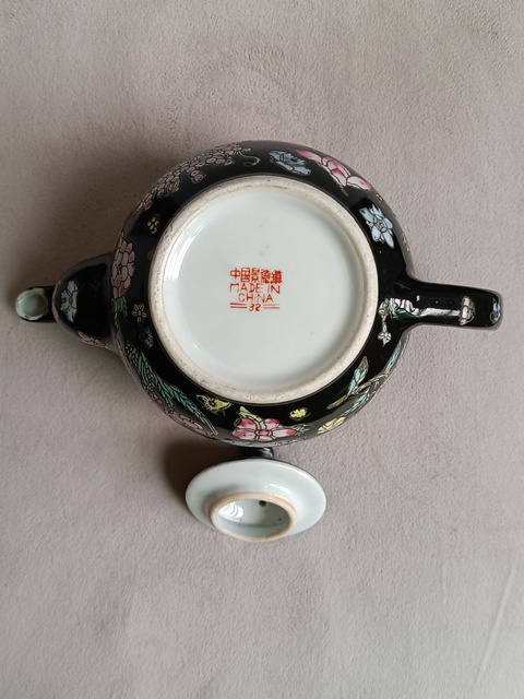 古玩陶瓷墨地粉彩花卉紋茶壺拍賣,當前價格355元