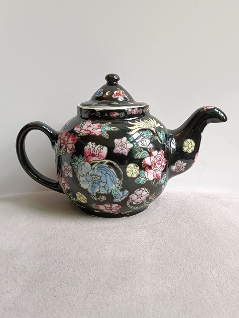 古玩陶瓷墨地粉彩花卉紋茶壺拍賣,當前價格355元