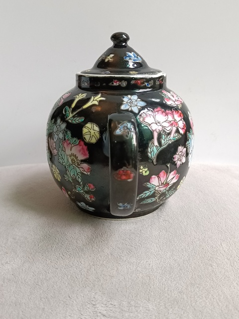 古玩陶瓷墨地粉彩花卉紋茶壺拍賣,當前價格355元