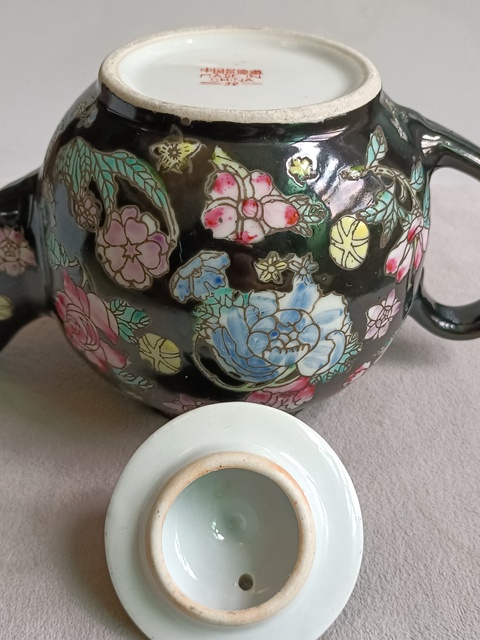 古玩陶瓷墨地粉彩花卉紋茶壺拍賣,當前價格355元