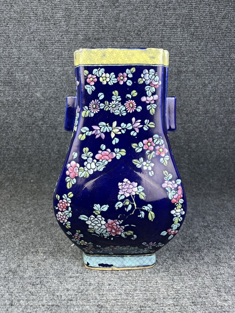 古玩陶瓷霽藍釉加彩花卉紋貫耳瓶拍賣，當前價格12888元