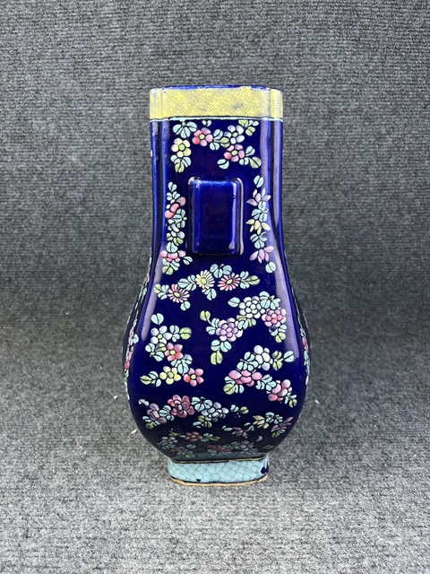 古玩陶瓷霽藍釉加彩花卉紋貫耳瓶拍賣，當前價格12888元