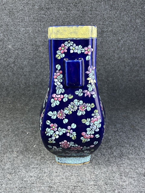 古玩陶瓷霽藍釉加彩花卉紋貫耳瓶拍賣，當前價格12888元