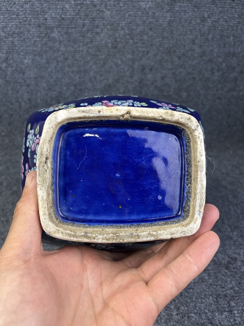 古玩陶瓷霽藍釉加彩花卉紋貫耳瓶拍賣，當前價格12888元