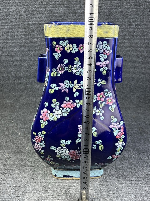 古玩陶瓷霽藍釉加彩花卉紋貫耳瓶拍賣，當前價格12888元