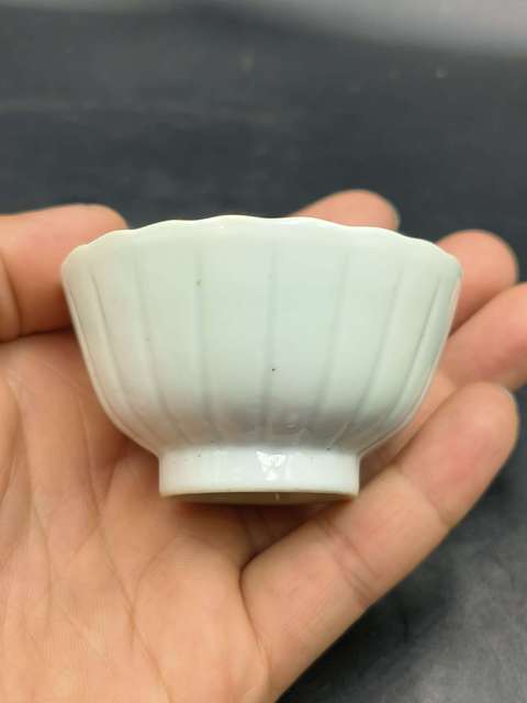 古玩陶瓷晚清白釉菊瓣紋花口杯拍賣，當前價格900元