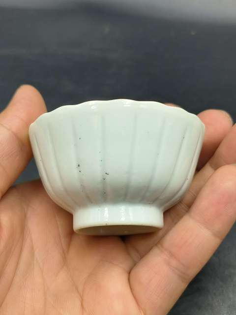 古玩陶瓷晚清白釉菊瓣紋花口杯拍賣，當前價格900元