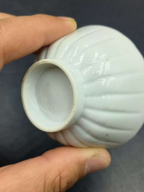 古玩陶瓷晚清白釉菊瓣紋花口杯拍賣，當前價格900元