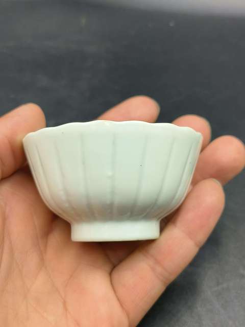 古玩陶瓷晚清白釉菊瓣紋花口杯拍賣，當前價格900元