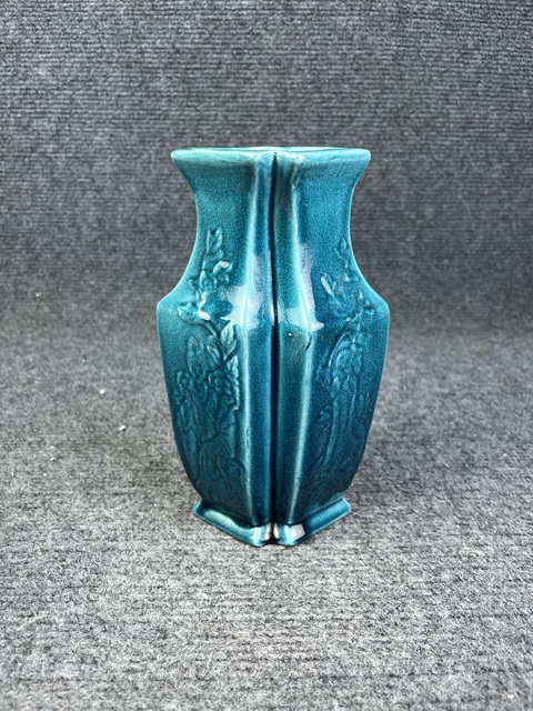 古玩陶瓷孔雀藍釉暗刻花卉紋雙聯瓶真品鑒賞圖