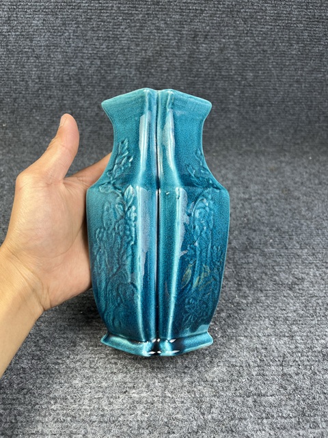 古玩陶瓷孔雀藍釉暗刻花卉紋雙聯瓶真品鑒賞圖